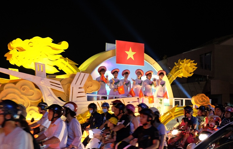 Tưng bừng lễ hội đường phố ở Đà Nẵng - 7 Tham gia lễ hội có các xe hoa mang biểu tượng cho các quốc gia có đội dự thi tại Lễ hội pháo hoa quốc tế 2017