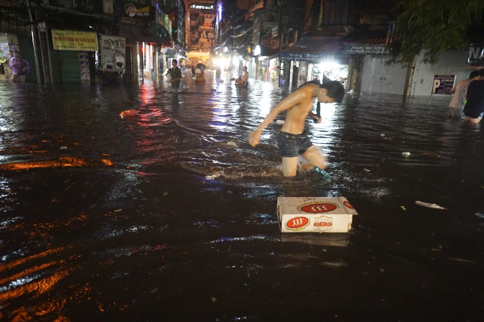 Trung tâm phố cổ Hà Nội tiếp tục ngập sâu trong biển nước - 17 Ngã tư Gia Ngư - Đinh Liệt.
