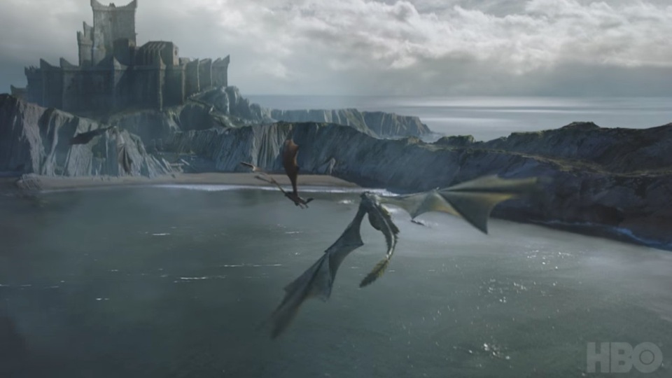 Người xem cũng được thoáng nhìn thấy những chú rồng của Daenerys - Drogon, Viserion và Rhaegal - sải cánh bay.