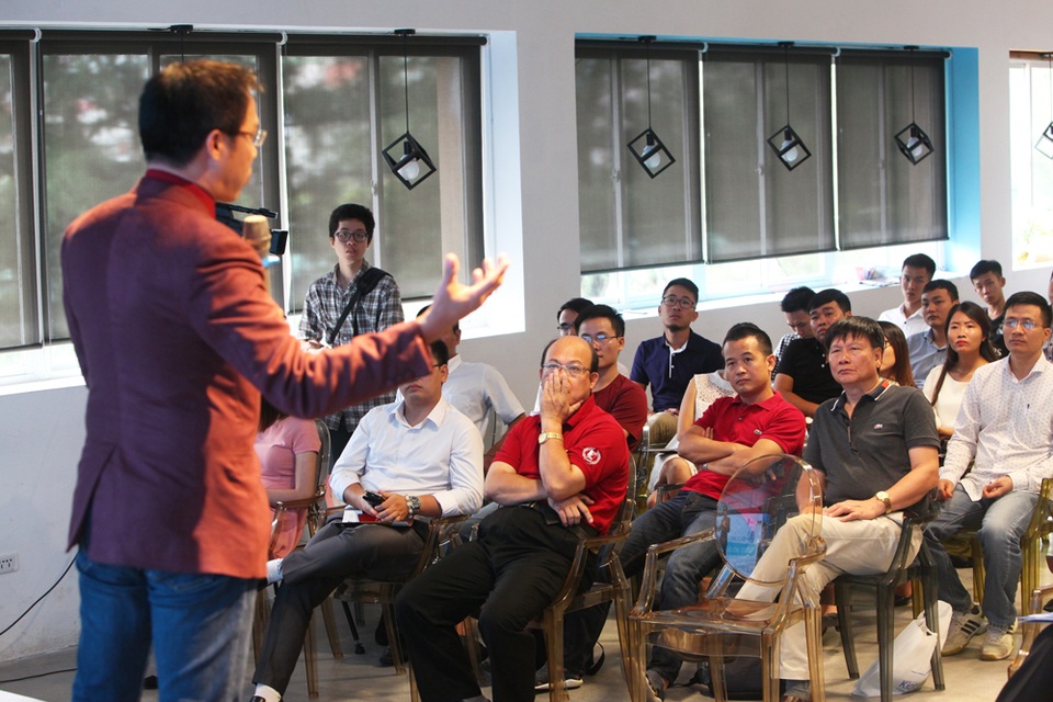 Startup sẽ là nhân tố giúp Việt Nam đột phá - 4
Ông Nguyễn hữu Thái Hòa - Phó chủ tịch Hội đồng tư vấn chiến lược VNPT, khách mời của buổi tọa đàm chia sẻ xoay quanh câu hỏi Cơ hội nào cho Startup trong Cách mạng 4.0 (Ảnh: Hữu Nghị)