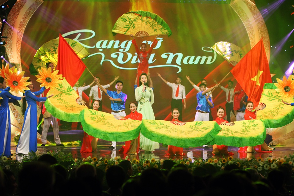 "Rạng rỡ Việt Nam": Đêm nhạc ý nghĩa chào mừng ngày quốc khánh 2/9 - 14 Ca khúc “Rạng rỡ Việt Nam” với phần biểu diễn của trường ĐH Văn hóa Nghệ thuật Quân đội khép lại chương trình nghệ thuật đầy ý nghĩa.