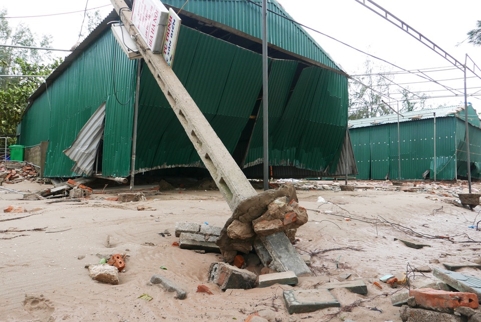 Phố biển Cửa Lò tan hoang, người dân hối hả dọn dẹp sau bão - 14
Cột điện đổ, trong khi ngôi nhà tôn không chịu được sức mạnh của sóng biển tràn vào.
Trước thời điểm bão đổ bộ đất liền, chính quyền địa phương đã liên tục thông báo cho người dân di dời vào nơi tránh trú nên thiệt hại về người được hạn chế. Theo Ban chỉ huy phòng chống lụt bão thị xã Cửa Lò, bão khiến 1 người chết ở phường Nghi Hải.