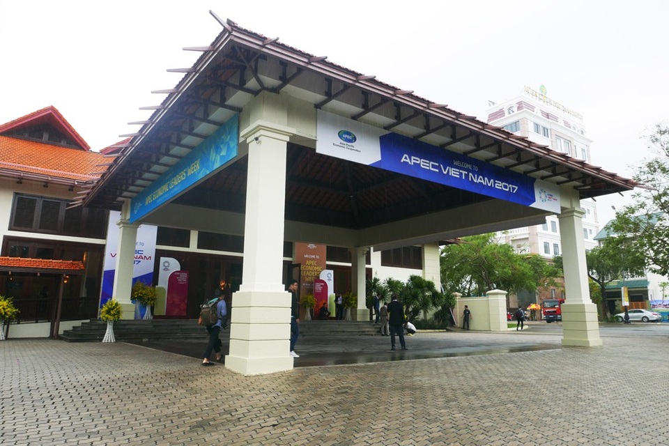 Hình ảnh sự kiện mở màn Tuần lễ Cấp cao APEC tại Đà Nẵng - 1
Hội nghị tổng kết quan chức cao cấp (CSOM) diễn ra sáng 6/11 tại khu hội nghị của khu nghỉ dưỡng Furama, quận Ngũ Hành Sơn, Đà Nẵng. Đây là sự kiện đầu tiên, mở màn cho Tuần lễ Cấp cao APEC 2017.