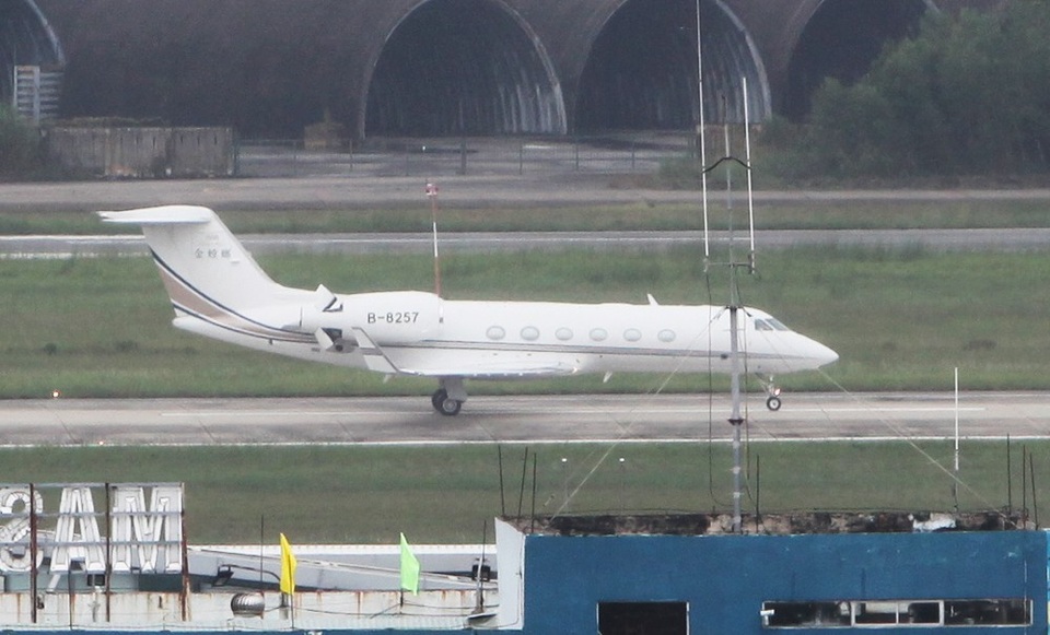 "Chuyên cơ tỷ phú" khắp thế giới tụ về Đà Nẵng dự APEC - 3
Những chiếc private jet hiệu Gulfstream thường được sở hữu bởi các doanh nghiệp giàu có hoặc các cá nhân tỷ phú. Một số hãng hàng không cũng có loại máy bay này để phục vụ các đối tượng khách hàng đặc biệt thuê theo nhiệm vụ.