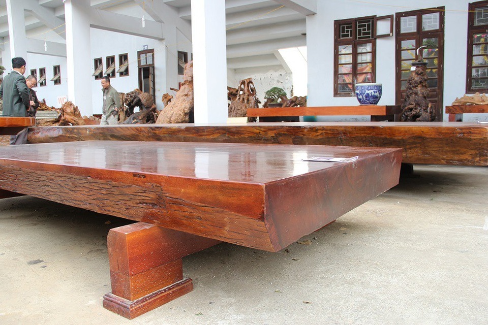 Một chiếc sập gỗ Cẩm với được vân gỗ uốn lượn, mềm mại.