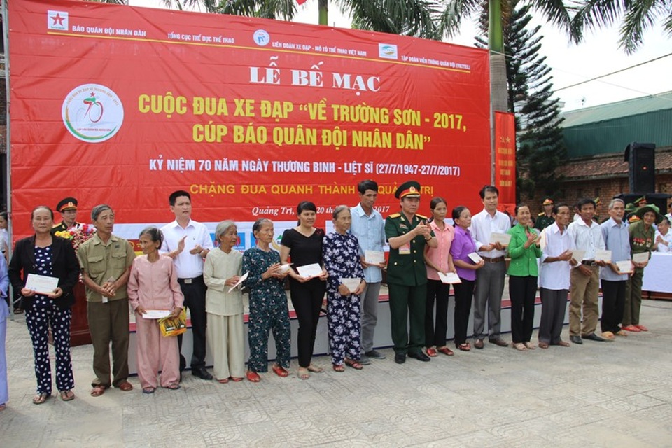 Nhiều phần quà đến với gia đình chính sách, có công trên mảnh “đất thiêng” Quảng Trị - 9
Ban tổ chức tặng 20 suất quà tới các gia đình chính sách trên địa bàn