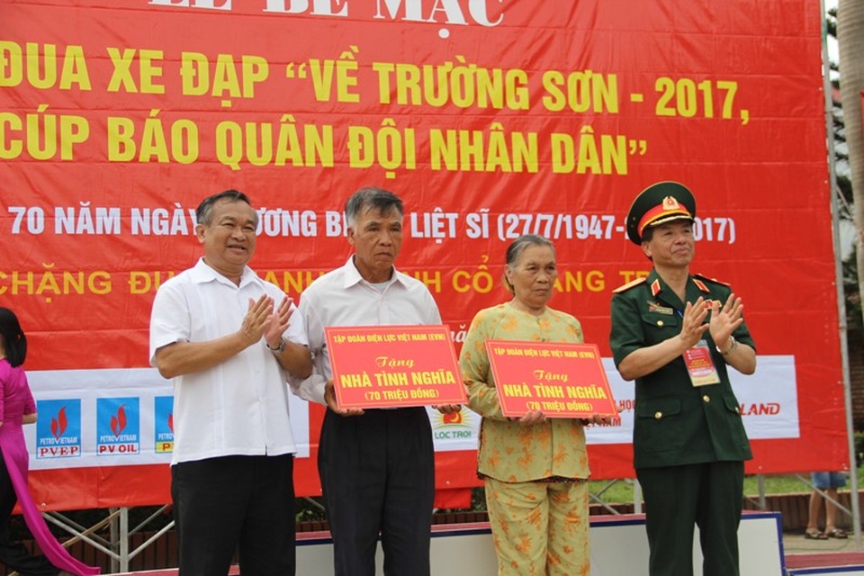 Nhiều phần quà đến với gia đình chính sách, có công trên mảnh “đất thiêng” Quảng Trị - 8
Thiếu tướng Phạm Văn Huấn, Tổng Biên tập Báo QĐND, Trưởng ban tổ chức cuộc đua trao tặng nhà tình nghĩa tới các gia đình chính sách