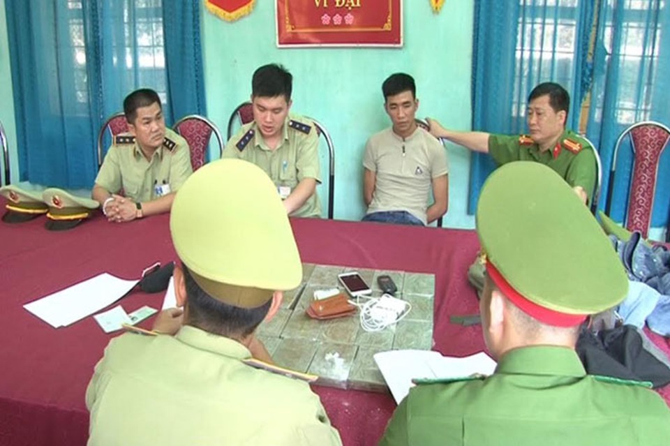 Vận chuyển 20 bánh heroin với giá 50 triệu đồng tiền công - 1 Đối tượng Cà Văn Thuận bị bắt giữ cùng tang vật