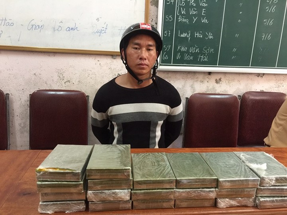 Khoác ba lô mang 20 bánh heroin “vi vu” trên đường - 1 Xồng Bá Tênh cùng 20 bánh heroin được đưa về trụ sở Công an huyện Tương Dương
