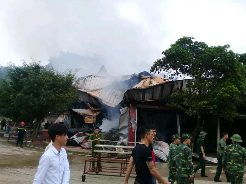 Hơn 1.000 người chữa đám cháy chợ cực lớn ở cửa khẩu Tân Thanh - 2
Cả khu chợ đổ sập. (Ảnh: CTV)