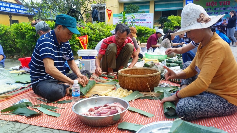Những nghệ nhân đang vui vẻ gói bánh Tét tặng cho người nghèo
