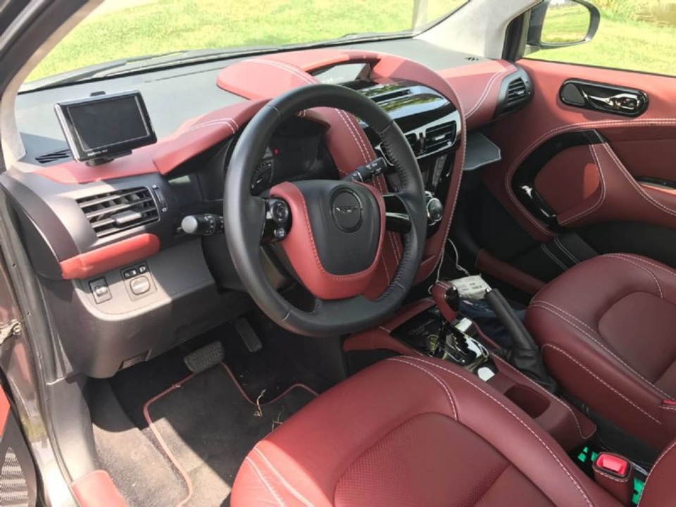 
Nội thất được bọc da thủ công, lót trần bằng da Alcantara
