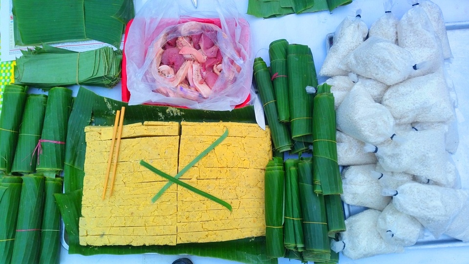 Với những nguyên liệu có sẵn như đậu xanh, thịt heo, nếp lá đã được chuẩn bị từ trước để gói bánh tét