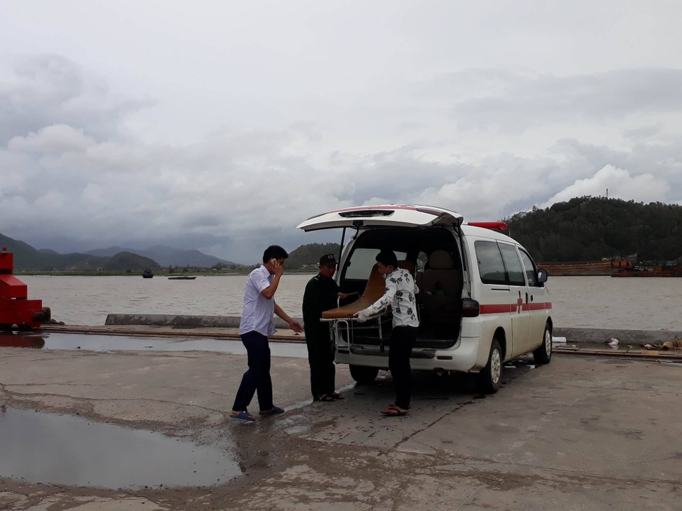 7 người sống sót, 3 người tử vong, còn 3 người mất tích - 5
Xe cứu thương sẵn sàng cấp cứu thuyền viên gặp nạn.