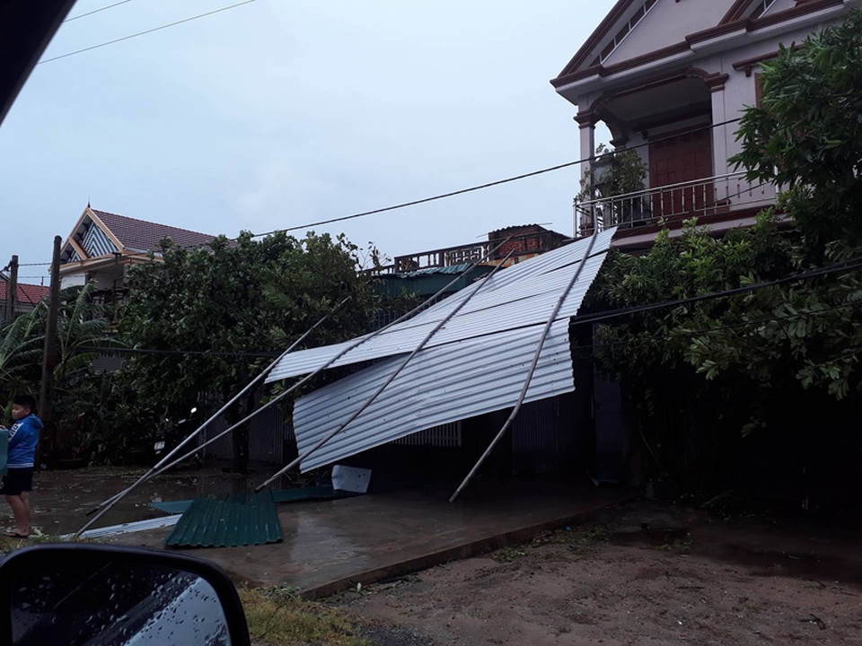 Bão quét qua, cây đổ ngổn ngang, nhiều đường bị ngập - 9 Bão quét qua, cây đổ ngổn ngang, nhiều đường bị ngập - 9