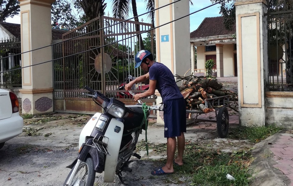 Sau bão, người dân thành Vinh “được mùa” củi - 11 Chất củi lên xe đưa về nhà.