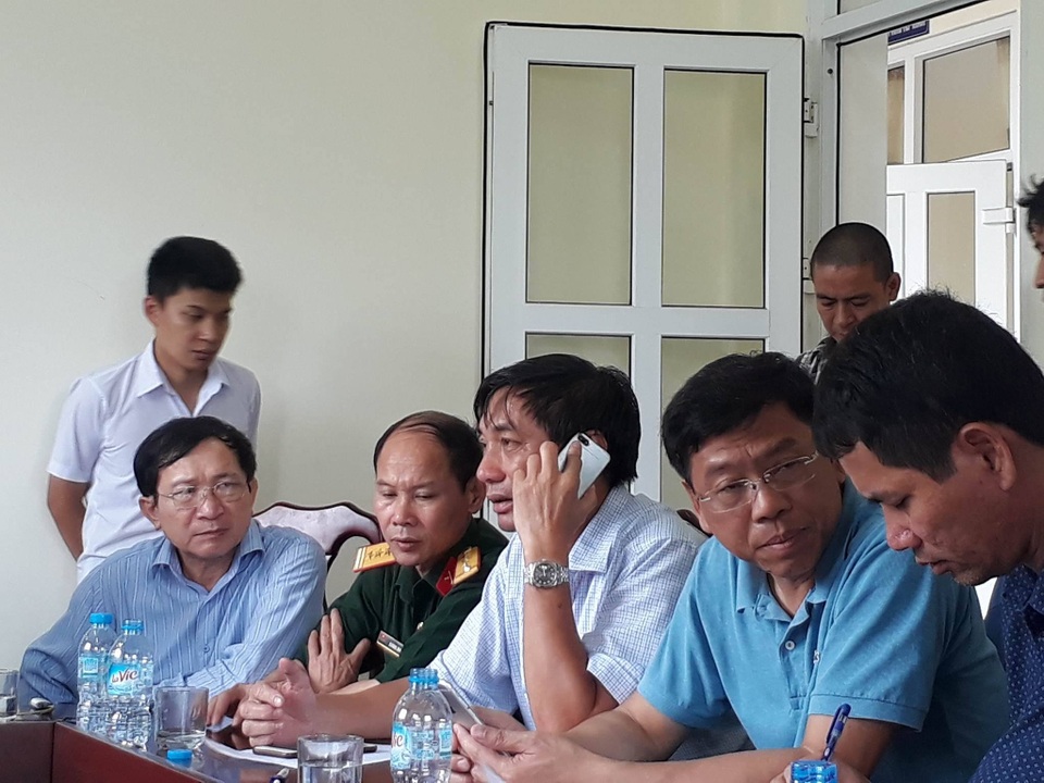7 người sống sót, 3 người tử vong, còn 3 người mất tích - 8
Ông Vương Bình Minh - Giám đốc Cảng vụ hàng hải Nghệ An (người nghe điện thoại) chỉ đạo công tác tìm kiếm.