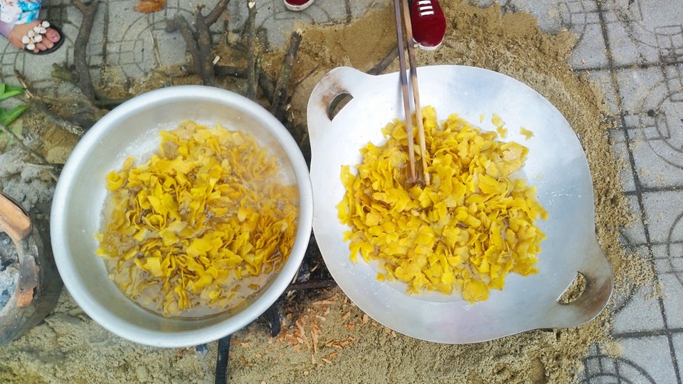 Những lò mứt gừng cũng bắt đầu nổi lửa