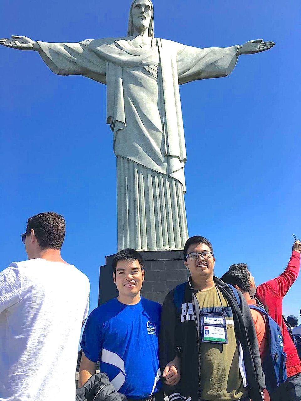 Học sinh trường Phan Bội Châu giành huy chương vàng Olympic Toán học Quốc tế 2017 - 1
Em Nguyễn Cảnh Hoàng (bên phải) và thầy Hồ Sỹ Hùng có mặt tại Brazil dự kỳ thi Olympic Toán học Quốc tế 2017 và giành được thắng lợi đầu tiên.