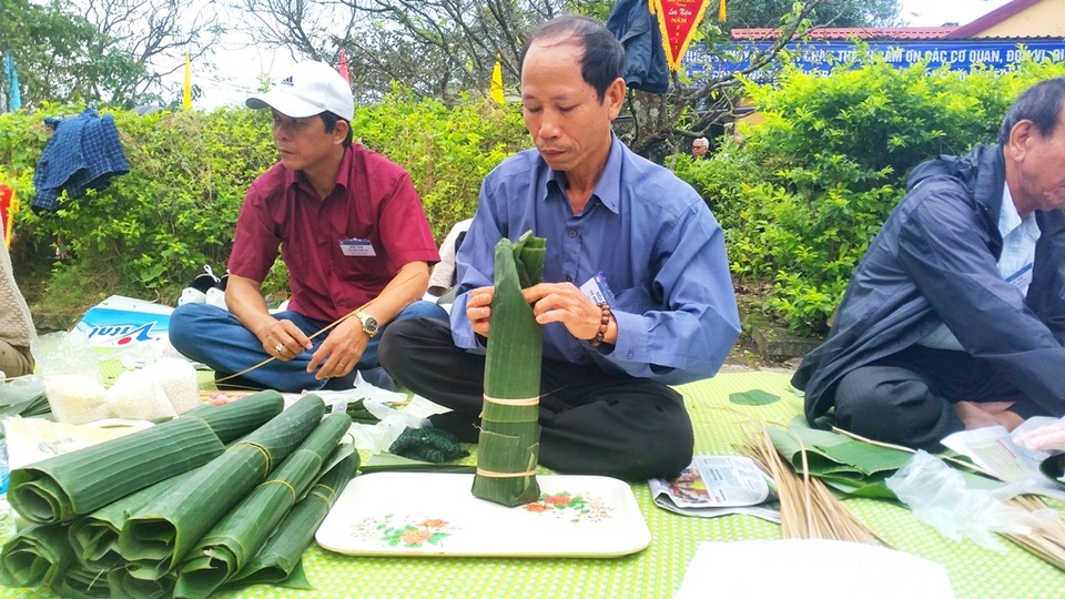 Bàn tay thoăn thoắt nhanh nhẹn của nghệ nhân đang gói bánh