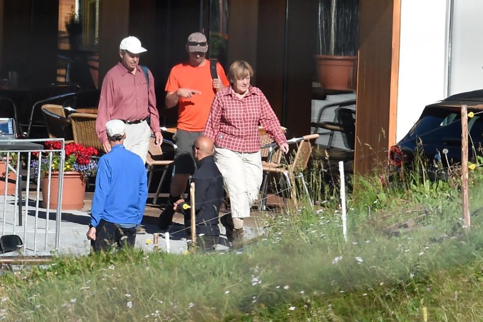 Ảnh chụp Thủ tướng Merkel cùng phu quân đi nghỉ dưỡng hồi tháng 8/2016 (Ảnh: Sun)