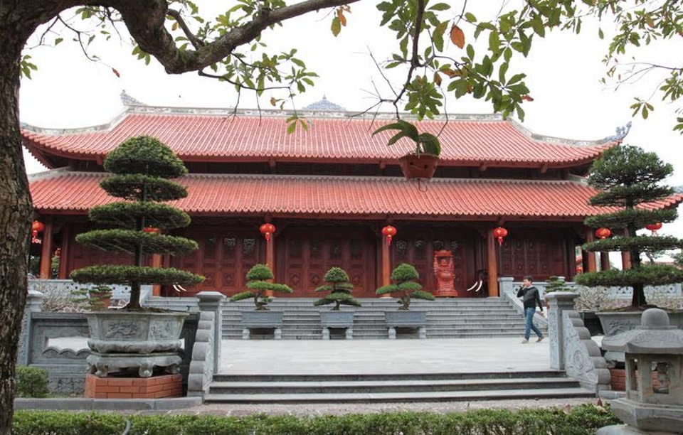 Ông Lê Đình Cường là một trong những đại gia nổi tiếng về buôn gỗ với khối lượng lớn ở Nghệ An. Không những thế, ông còn được biết đến bởi xây dựng nhiều nhà gỗ như biệt phủ Hòa đại nhân. Bên trong nhà còn có một hầm rượu quý.