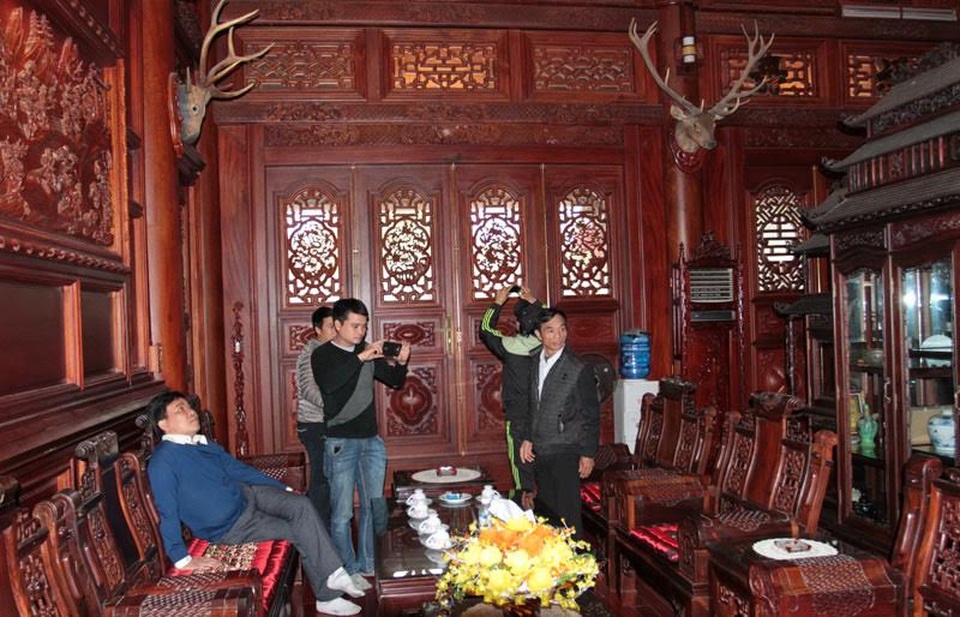 Theo quan sát, toàn bộ khuôn viên gồm có 4 nhà, 2 chòi, một hầm rượu và rất nhiều cây xanh quý hiếm. Nhà được dựng theo phong cách cổ làm bằng gỗ, lợp ngói, chia thành 5 gian và 2 chái.