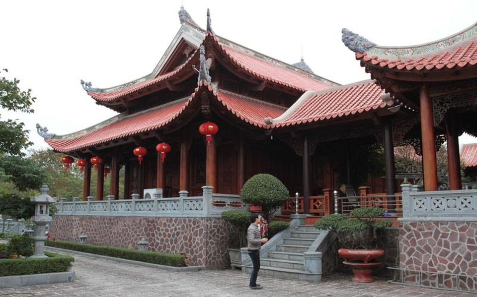 Các hoa văn được chạm trổ tinh xảo từ chân cột đến nóc nhà với những hình: Long, ly, quy, phụng hay tùng, cúc, trúc, mai. Ngoài ra, biệt phủ còn có nhiều bức tranh chạm khắc treo trên nhà miêu tả cuộc sống người dân cày trên ruộng, đánh bắt cá dưới sông, quan trường ngồi trên ngựa... Theo tiết lộ, số tiền để xây dựng ngôi nhà này chỉ trên 50 tỷ đồng. Tuy nhiên, có nguồn tin cho biết, để xây dựng và hoàn thiện biệt phủ kể trên, đại gia này đã phải chi số tiền gấp nhiều lần như đã từng tiết lộ.