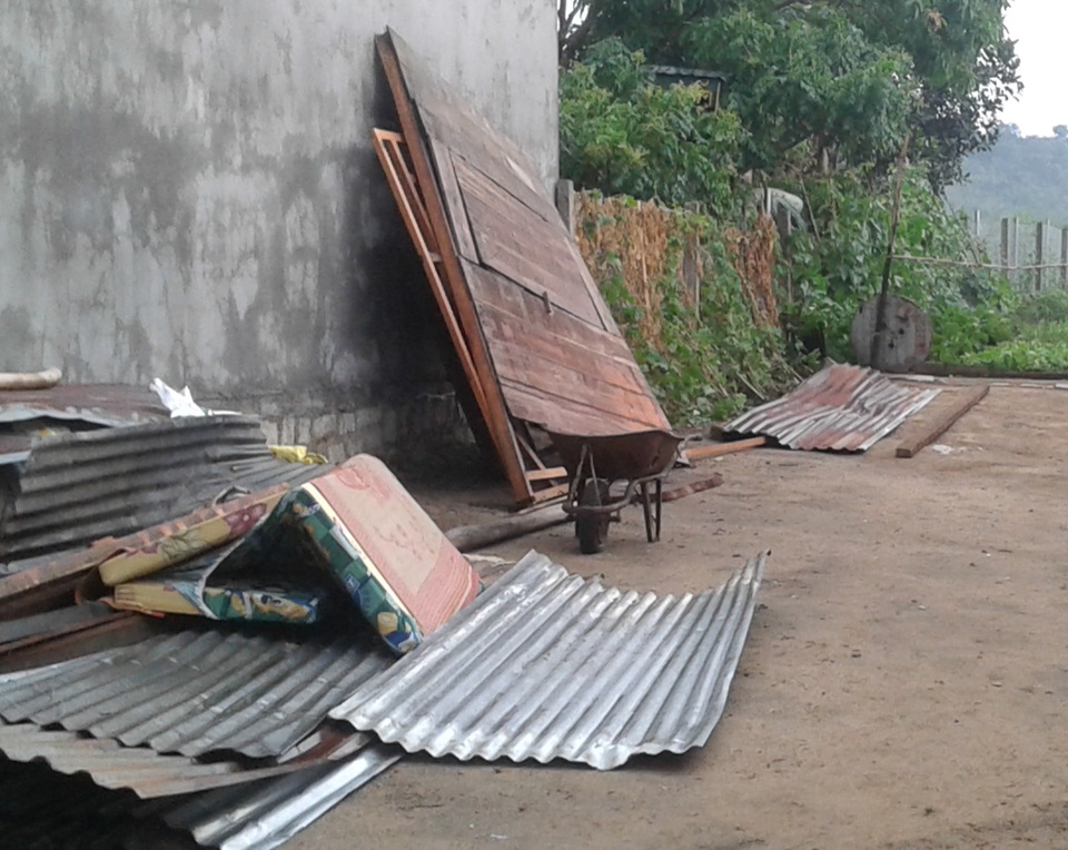 Một căn nhà bị gió lốc thổi bay mái