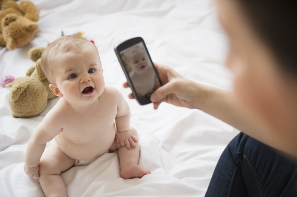 Đăng ảnh con lên Facebook thế nào để không phạm luật? - 2 Theo nhiều chuyên gia, cha mẹ cần cân nhắc việc lựa chọn các hình ảnh để đăng tải lên mạng xã hội. (Ảnh minh họa)