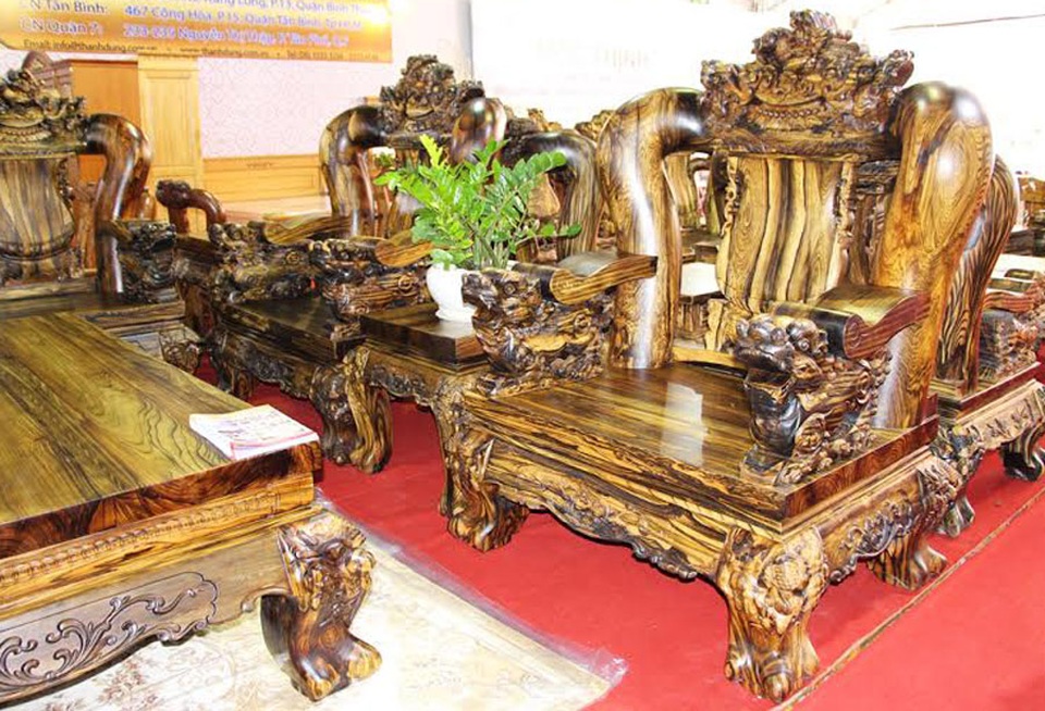 Những bộ bàn ghế tiền tỷ "gây choáng” của đại gia Việt - 1 Mặt bàn dầy 8cm nguyên khối, chân chạm kỳ lân cột 24, có chiều dài 230cm x rộng 150cm có trọng lượng 800kg. Bốn bàn trà có trọng lượng gần 200kg/ cái.
