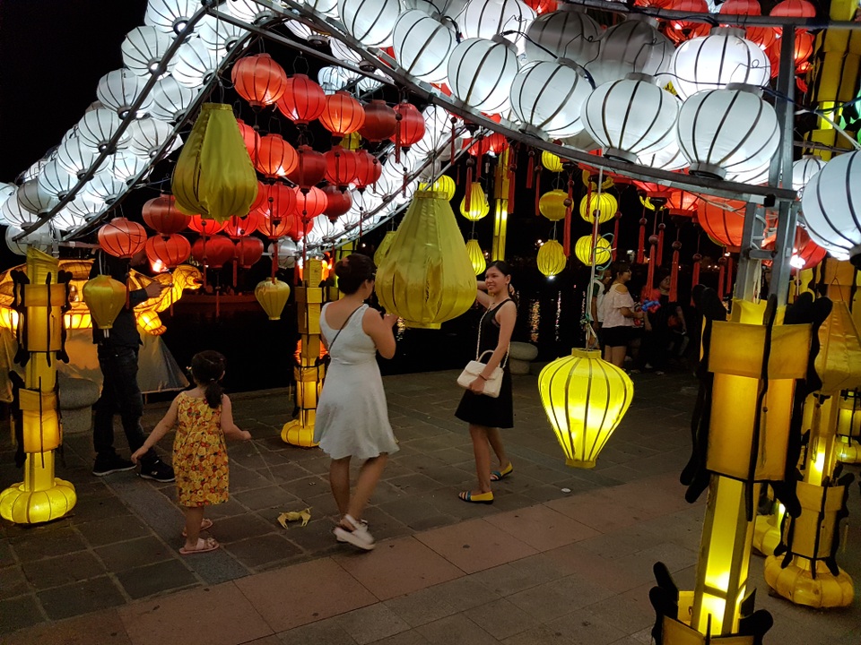 Du khách tham quan phố cổ Hội An về đêm