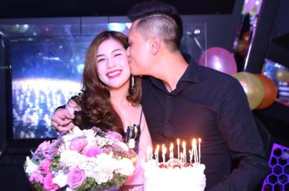 Việt Anh: “Trong tình yêu tôi là một người đàn ông dại dột” - 4 Việt Anh và bà xã.