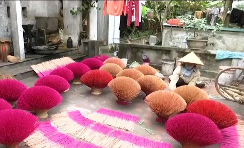 Làng làm hương tất bật vào vụ Tết - 3 Nghề làm hương ở Quán Giò hiện là 1 trong 30 làng nghề truyền thống đang được lưu giữ và bảo tồn