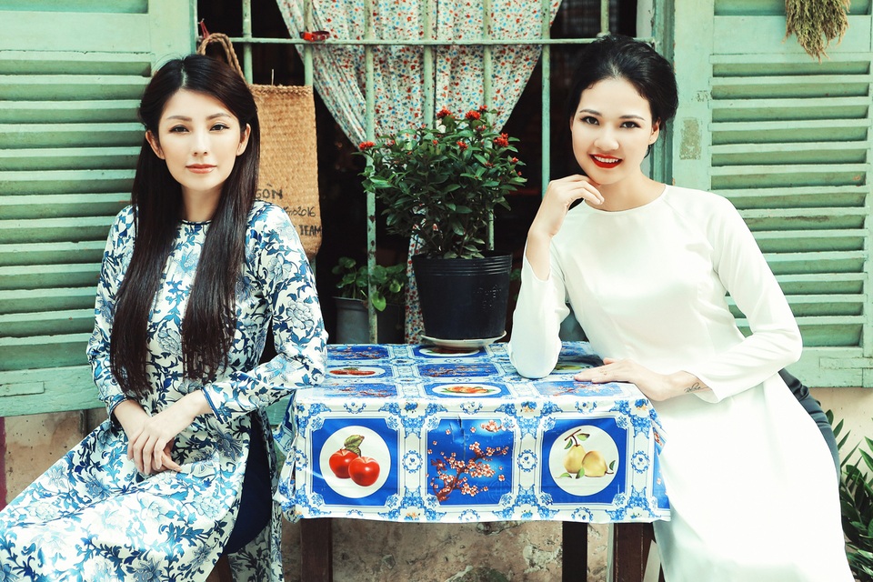 Các thiết kế mang đậm hơi thở Sài Gòn cũ này được đặt trong bối cảnh mang sắc màu vintage từ quán cafe đầy hồi ức một thời đến những khung cảnh chợ Sài Gòn truyền thống vẫn đầy lưu luyến dấu ấn xưa.