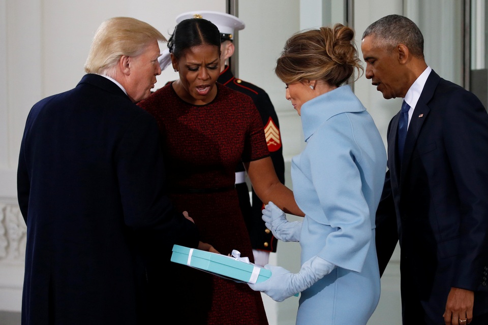 Phu nhân ông Trump diện váy ấn tượng trong ngày nhậm chức của chồng - 8
Bà Melania tặng quà cho vợ chồng bà Michelle Obama.