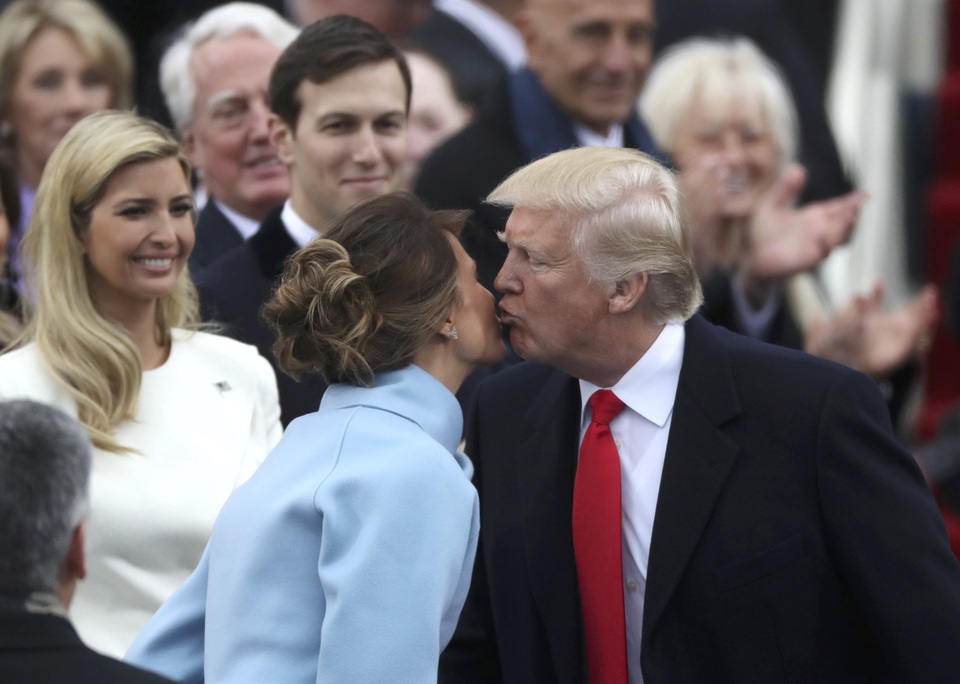 Dàn trai xinh gái đẹp nhà Tổng thống Donald Trump trong ngày tuyên thệ - 7
Ông Trump hôn vợ trong lễ nhậm chức. Bà Melania là người vợ thứ ba của ông Trump. (Ảnh: Reuters)