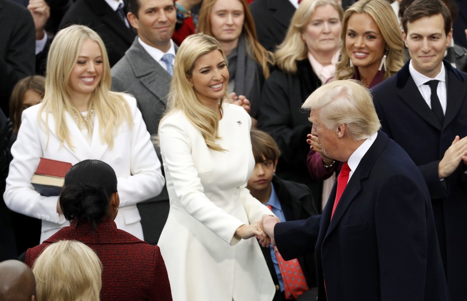 Dàn trai xinh gái đẹp nhà Tổng thống Donald Trump trong ngày tuyên thệ - 8
Ông Trump bắt tay cô con gái lớn Ivanka, người rất thân thiết với cha. (Ảnh: Reuters)