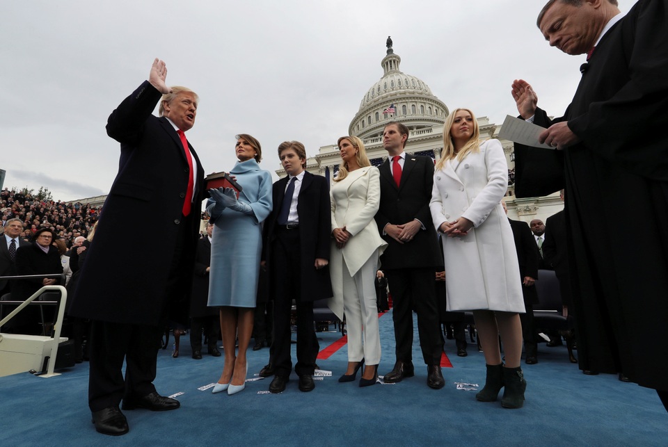 Dàn trai xinh gái đẹp nhà Tổng thống Donald Trump trong ngày tuyên thệ - 9
Các thành viên gia đình đứng bên cạnh ông Trump khi tỷ phú New York tuyên thệ nhậm chức. (Ảnh: Reuters)