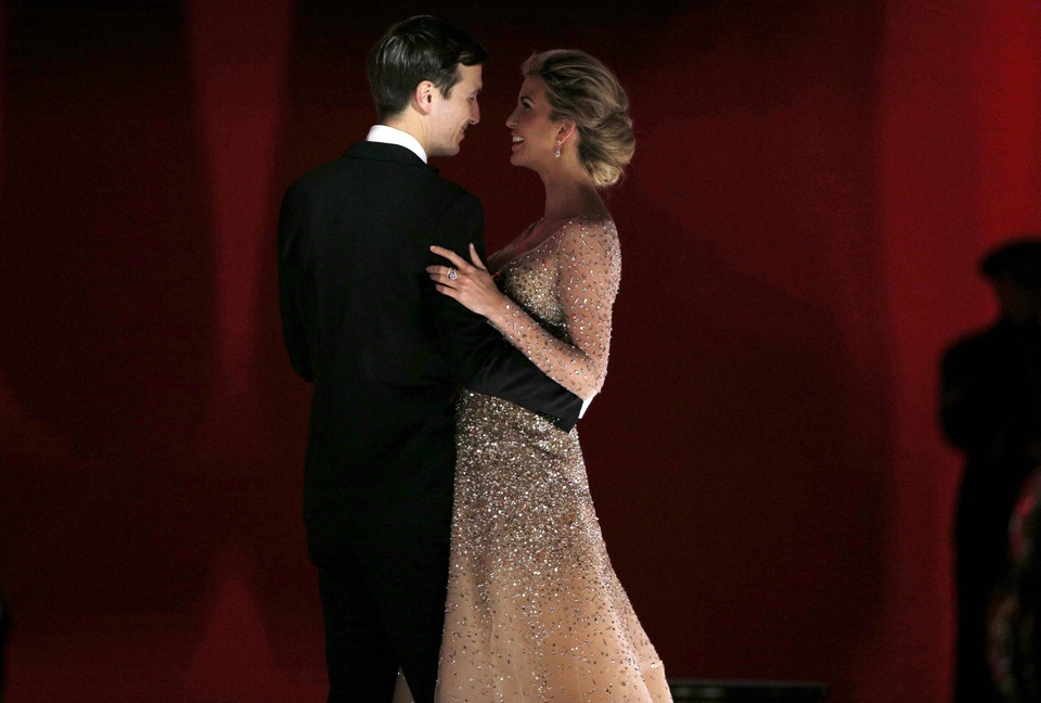 Vợ chồng tân Tổng thống Trump tình tứ trong tiệc khiêu vũ ăn mừng - 10
Vợ chồng Ivanka, con gái lớn Tổng thống Trump, tình tứ trong tiệc khiêu vũ. (Ảnh: Reuters)