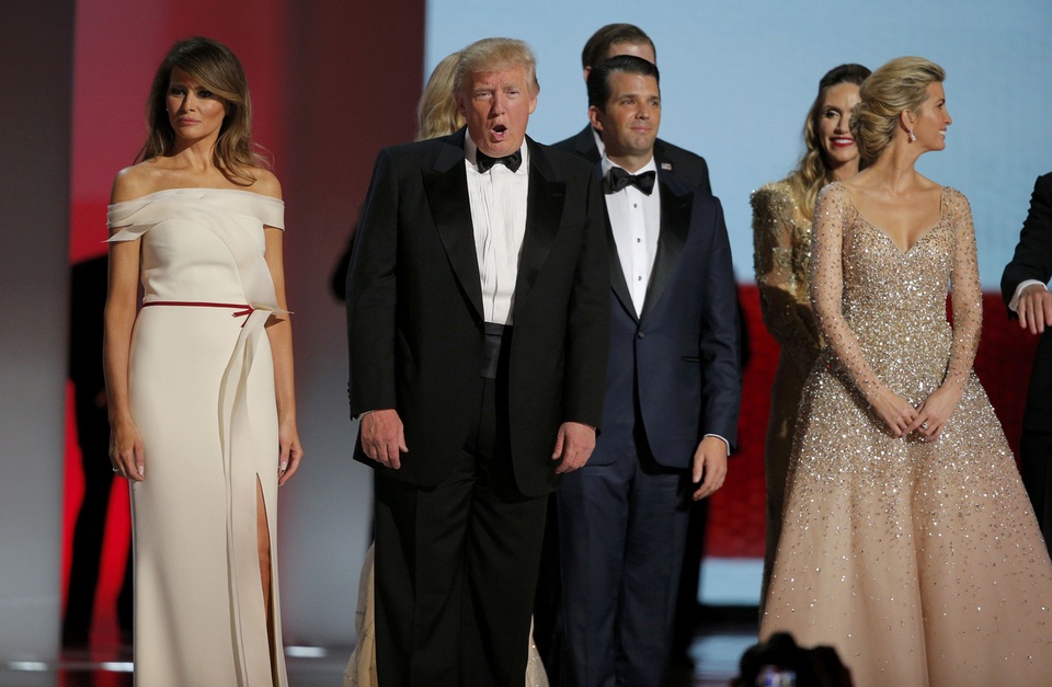 Vợ chồng tân Tổng thống Trump tình tứ trong tiệc khiêu vũ ăn mừng - 3
Đại gia đình tân Tổng thống đều có mặt tại tiệc khiêu vũ. (Ảnh: Reuters)