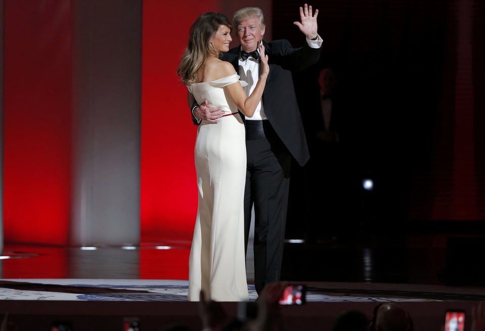 Vợ chồng tân Tổng thống Trump tình tứ trong tiệc khiêu vũ ăn mừng - 9
Tổng thống và Đệ nhất phu nhân vẫy chào quan khách. (Ảnh: Reuters)