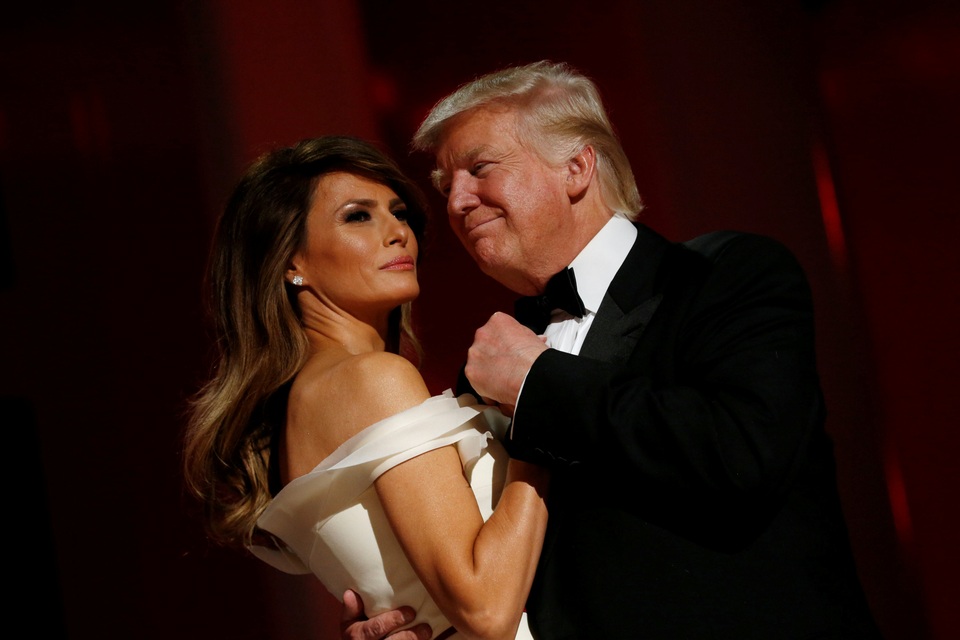 Vợ chồng tân Tổng thống Trump tình tứ trong tiệc khiêu vũ ăn mừng - 7
Vợ chồng tân Tổng thống tình tứ trong tiệc khiêu vũ. (Ảnh: Reuters)