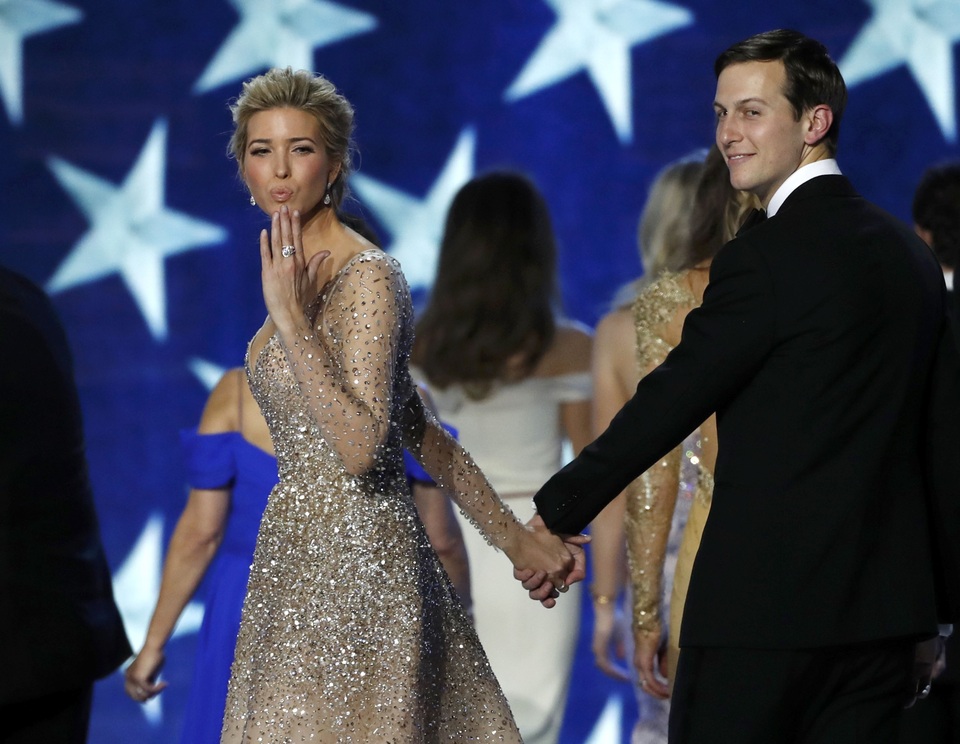 Vợ chồng tân Tổng thống Trump tình tứ trong tiệc khiêu vũ ăn mừng - 12
(Ảnh: Reuters)