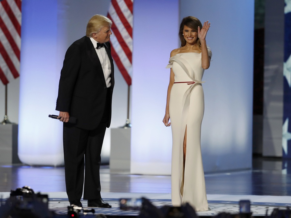 Vợ chồng tân Tổng thống Trump tình tứ trong tiệc khiêu vũ ăn mừng - 4
Chiếc váy trắng trễ vai của Đệ nhất phu nhân Melania do Hervé Pierre, cựu giám đốc sáng tạo của hãng Carolina Herrera, thiết kế. Pierre chia sẻ: Tôi thực sự rất may mắn bởi ở tuổi ngoài 20, tôi đã có vinh dự thiết kế thời trang cho các Đệ nhất phu nhân gồm Đệ nhất phu nhân Clinton, Đệ nhất phu nhân Bush, Đệ nhất phu nhân Obama tại Carolina Herrera. Và bây giờ, tôi được thiết kế cho Đệ nhất phu nhân Melania Trump nhưng bằng chính tên mình. Đó thực sự là một trải nghiệm tuyệt vời. (Ảnh: Reuters)