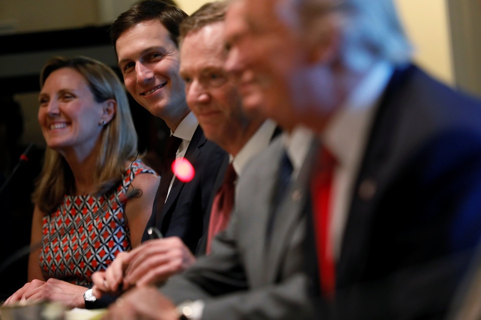 Hình ảnh Thủ tướng Nguyễn Xuân Phúc hội đàm với Tổng thống Mỹ Donald Trump - 12
Con rể kiêm cố vấn cấp cao của Tổng thống Trump, Jared Kushner, cũng tham gia cuộc họp. (Ảnh: Reuters)