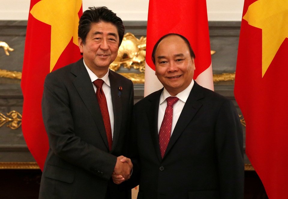 Hình ảnh lễ đón Thủ tướng Nguyễn Xuân Phúc tại Nhật Bản - 5
Thủ tướng Shinzo Abe và người đồng cấp Nguyễn Xuân Phúc bắt tay tại Nhà khách quốc gia (Ảnh: Reuters)