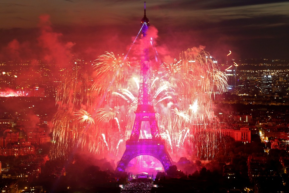 Pháo hoa rợp trời Paris mừng Quốc khánh Pháp - 14
(Ảnh: AFP)