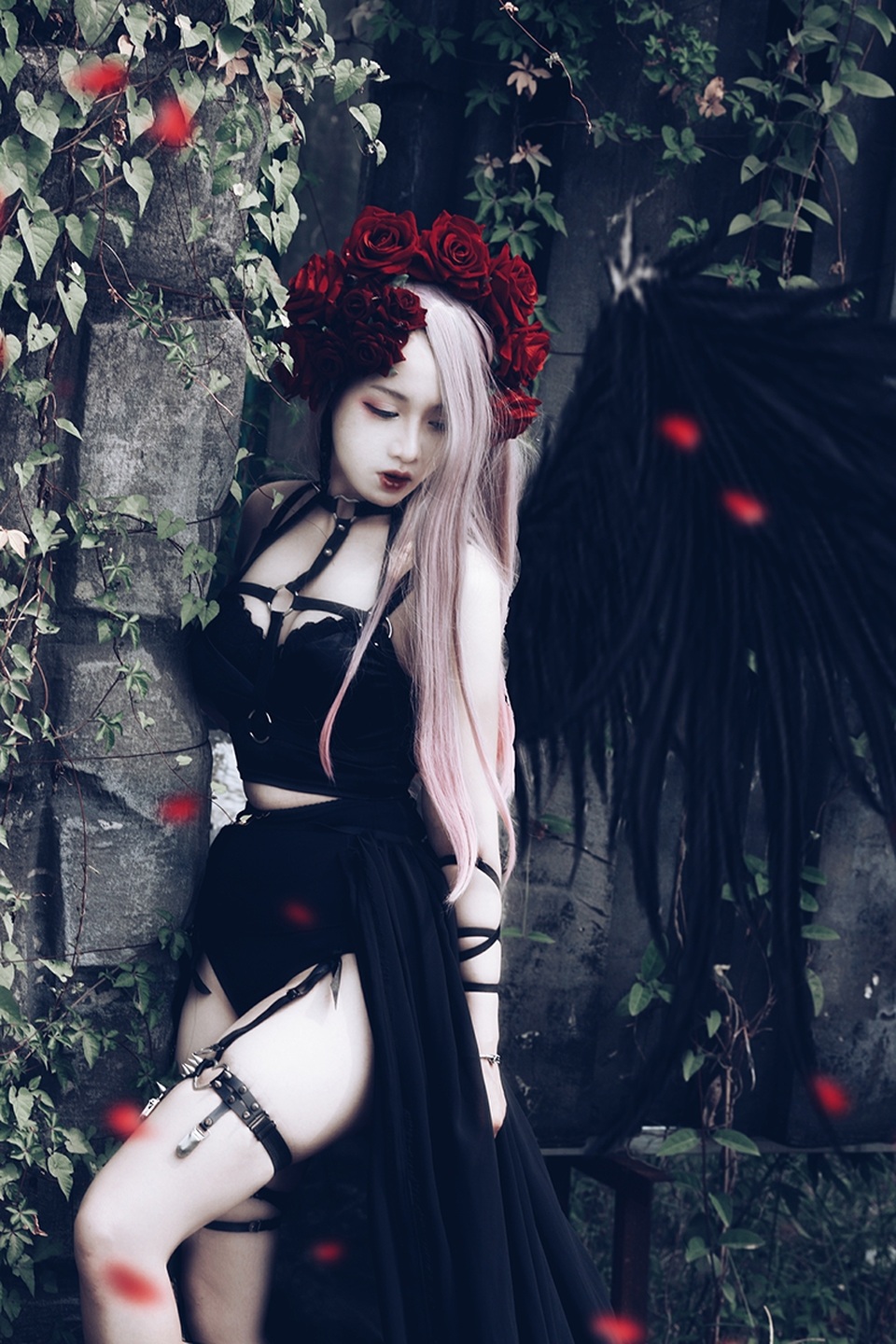 "Thiên thần bóng tối" Chibi Bunny gợi cảm và ma mị - 3 Trong bộ ảnh mới, Chibi diện bộ trang phục sexy khoe vóc dáng nuột nà của cô.