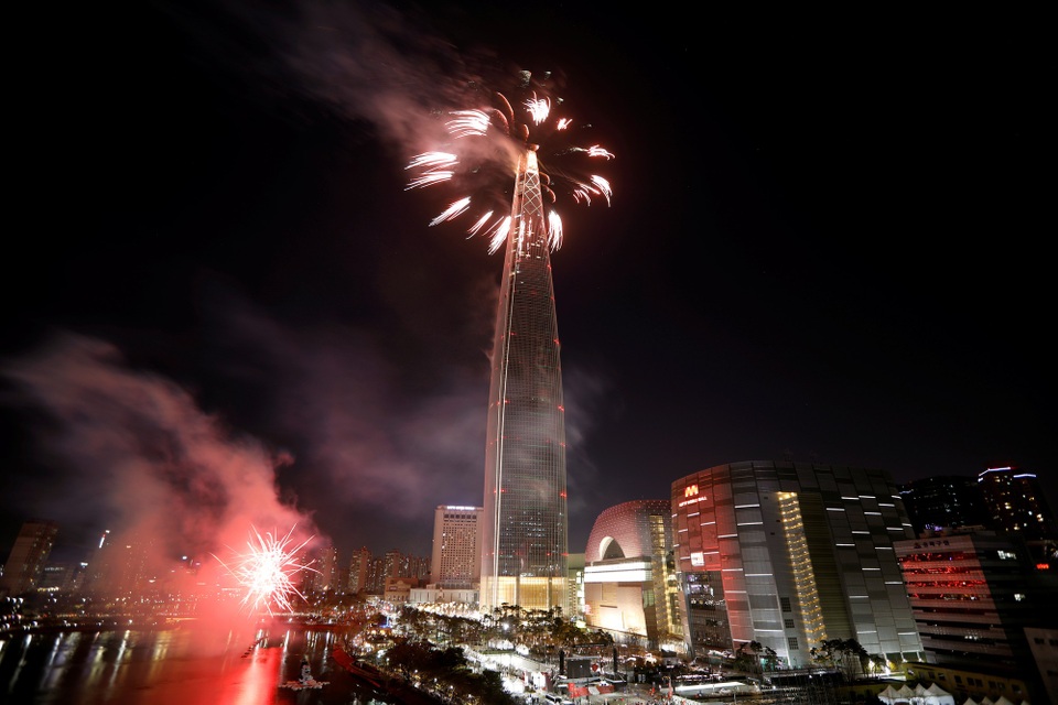 Thế giới mở "đại tiệc" pháo hoa đón năm 2018 - 3
Pháo hoa bên trên tháp Lotte ở Seoul (Ảnh: Reuters)